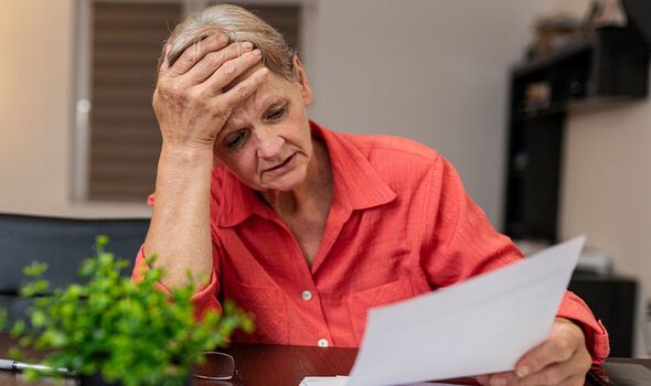 Une femme vérifie ses finances