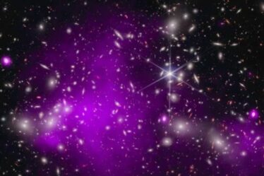 Des images incroyables donnent un aperçu de « l'aube de l'univers » alors que le plus vieux trou noir a été découvert