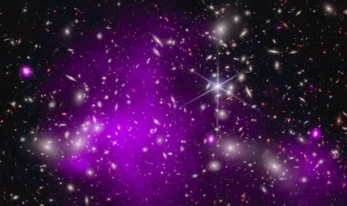 Des images incroyables donnent un aperçu de « l'aube de l'univers » alors que le plus vieux trou noir a été découvert