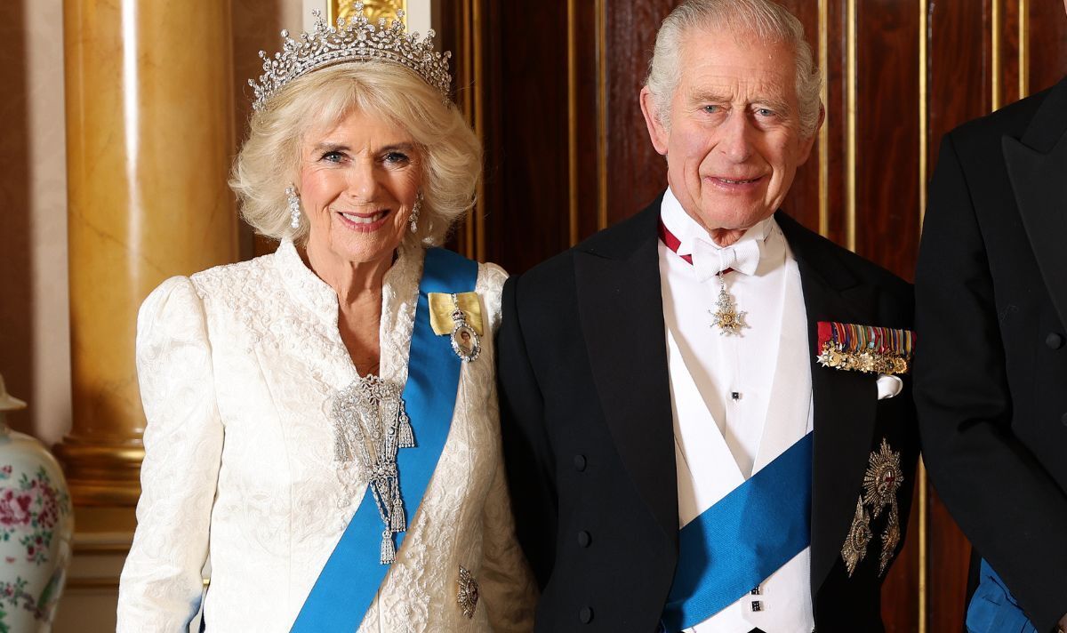 La reine Camilla impressionne dans sa robe blanche Fiona Clare et ses bijoux royaux lors de la réception du palais