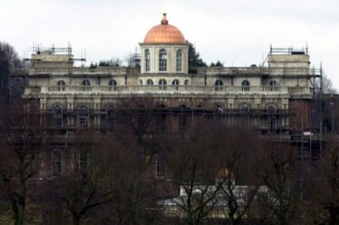 Le manoir abandonné de 40 millions de livres sterling, plus grand que le palais de Buckingham, laissé pourrir dans la campagne