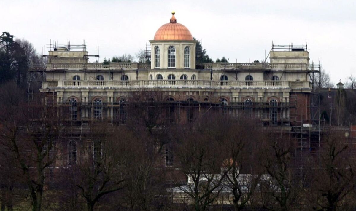 Le manoir abandonné de 40 millions de livres sterling, plus grand que le palais de Buckingham, laissé pourrir dans la campagne