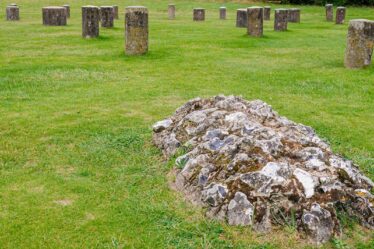 Les archéologues horrifiés par la mort sinistre d'un enfant sur un ancien site britannique près de Stonehenge