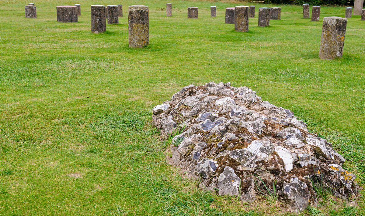 Les archéologues horrifiés par la mort sinistre d'un enfant sur un ancien site britannique près de Stonehenge