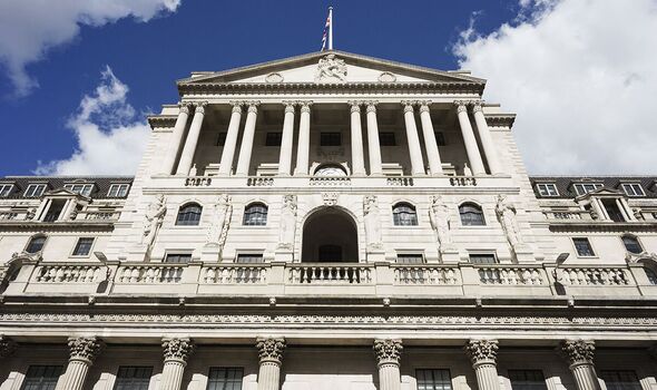 Royaume-Uni, Londres, vue à angle bas de la Banque d'Angleterre par une journée ensoleillée