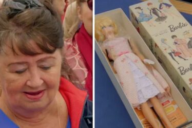 L'invitée d'Antiques Roadshow semble évanouie alors qu'elle découvre la valeur impressionnante de Barbie dans son enfance