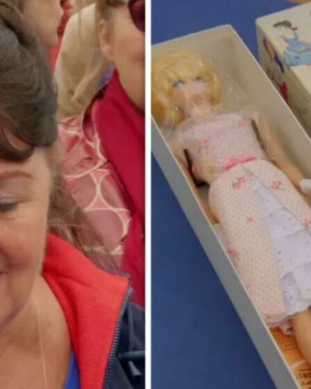 L'invitée d'Antiques Roadshow semble évanouie alors qu'elle découvre la valeur impressionnante de Barbie dans son enfance