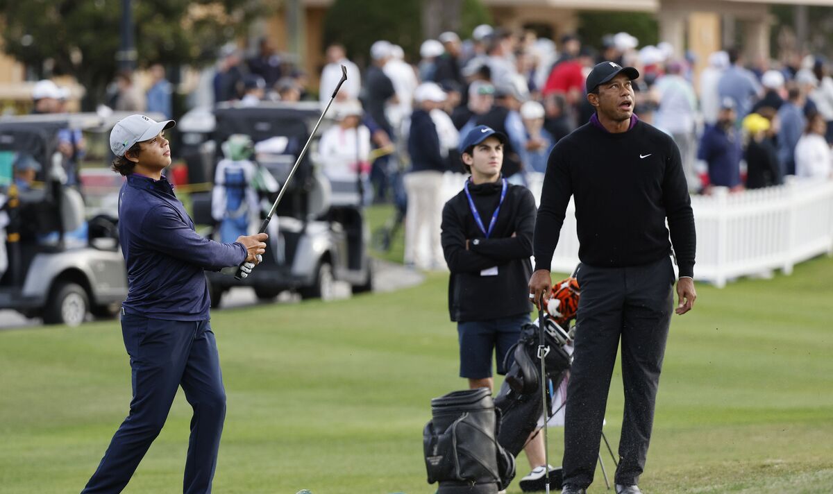 Tiger Woods halète devant le tir « f****** méchant » que Charlie, son fils de 14 ans, réussit
