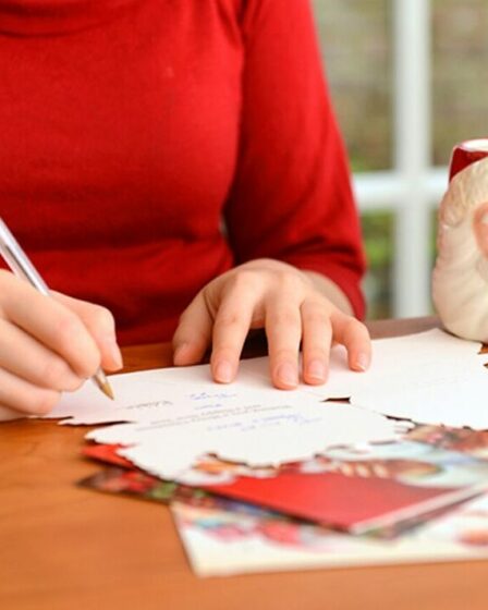 Un Britannique fustige un ami américain pour avoir vanté sa carte de Noël, mais tout le monde a la même réponse
