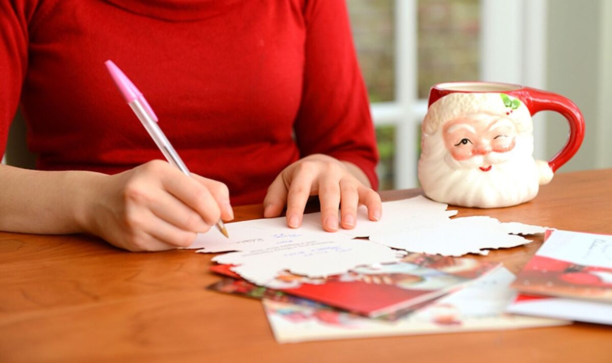 Un Britannique fustige un ami américain pour avoir vanté sa carte de Noël, mais tout le monde a la même réponse