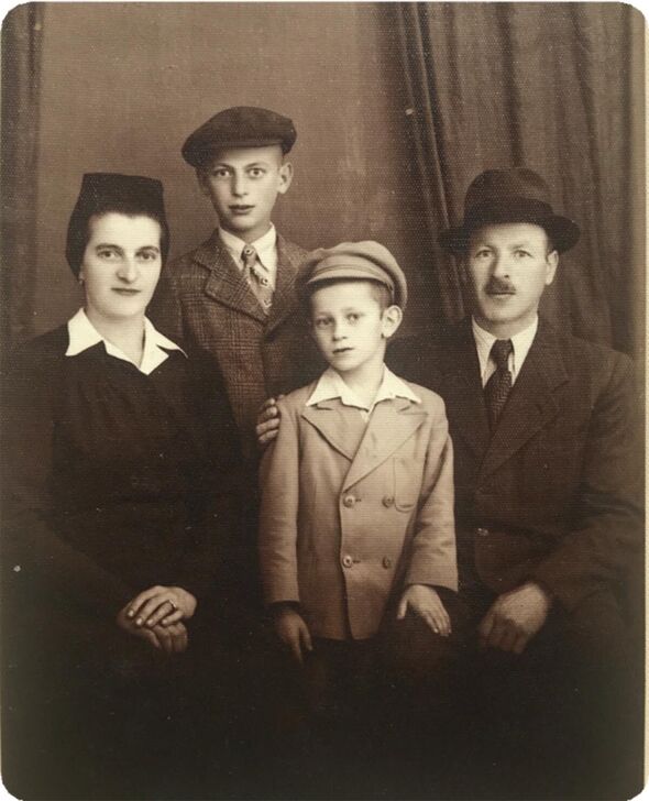 Moshe, ses parents et son frère Arnold