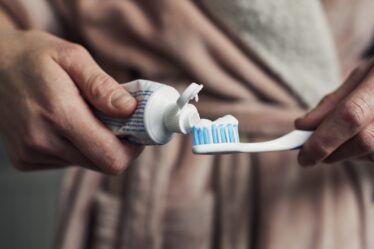 Avertissement concernant la démence : l'habitude de se brosser les dents est liée à un risque accru de maladie, selon une nouvelle étude