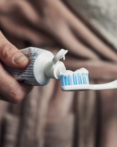 Avertissement concernant la démence : l'habitude de se brosser les dents est liée à un risque accru de maladie, selon une nouvelle étude