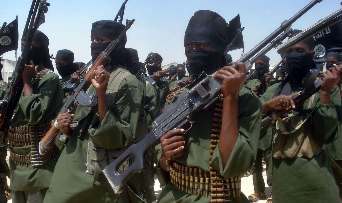 Comment les frappes des Houthis créent une opportunité pour les pirates somaliens et Al Shabab