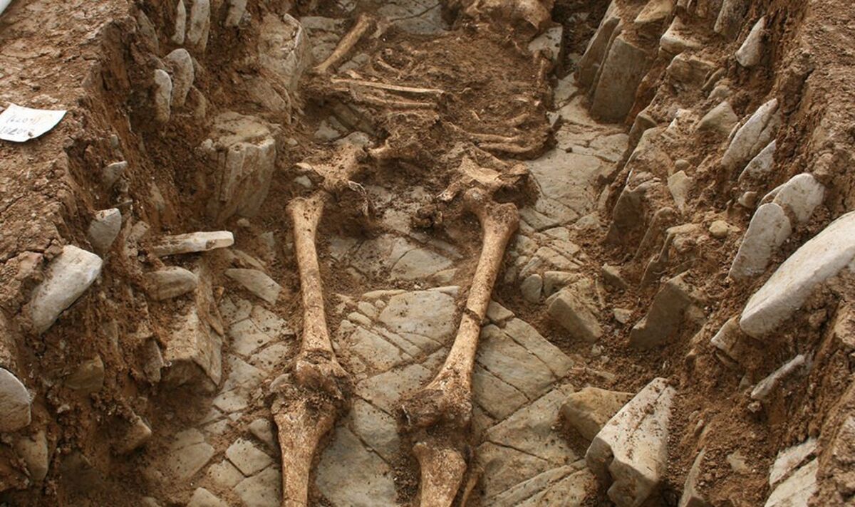 Les archéologues déconcertés après avoir découvert des squelettes vieux de 1 500 ans enterrés dans des positions étranges