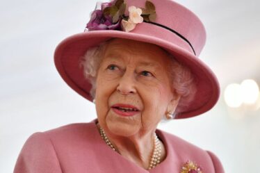 Les assistants du palais de Buckingham ont planifié une « régence » par crainte que la reine Elizabeth II ne « s'effondre »