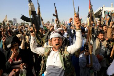 Les rebelles Houthis soutenus par l'Iran s'engagent à cibler tous les navires de guerre britanniques en mer Rouge « en légitime défense »