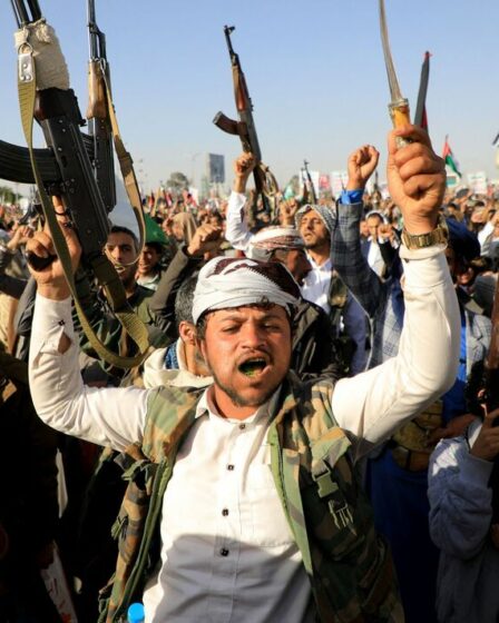 Les rebelles Houthis soutenus par l'Iran s'engagent à cibler tous les navires de guerre britanniques en mer Rouge « en légitime défense »