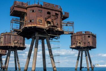 Les tours révélatrices au fond de l'océan qui ont été construites pour protéger le Royaume-Uni contre les nazis