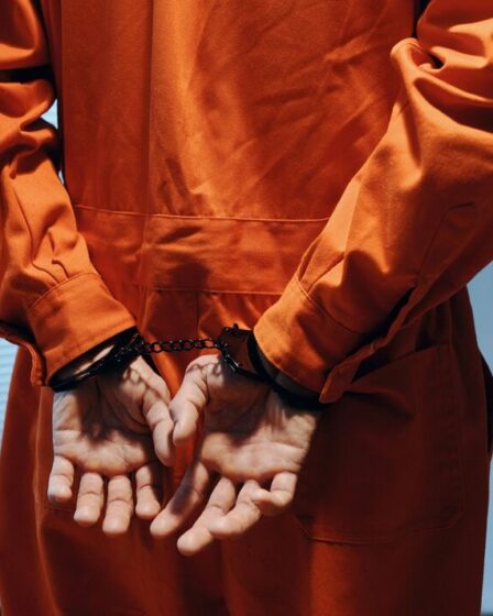 Un prisonnier retrouvé nu après avoir escaladé les barrières de sécurité maximale pour atteindre la cellule de sa petite amie