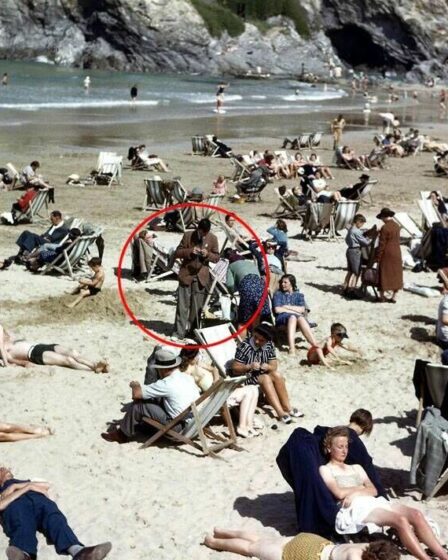 Une photo de plage des années 1940 laisse les gens convaincus qu'un « voyageur temporel » a été retrouvé