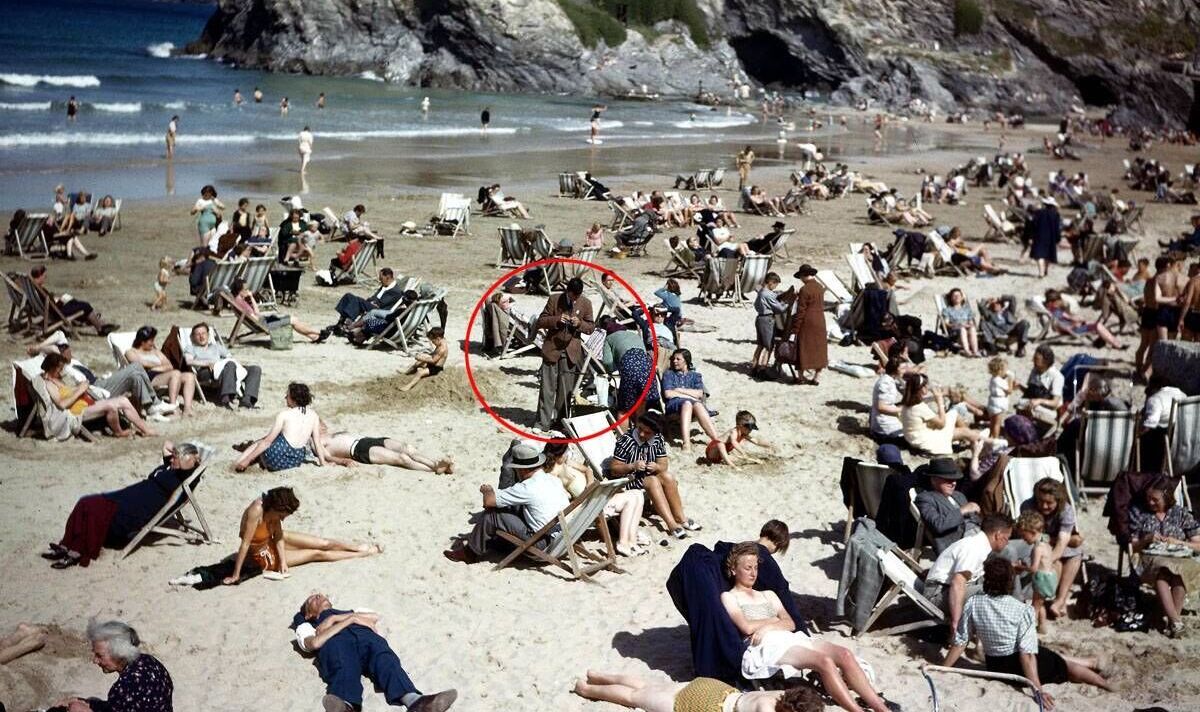 Une photo de plage des années 1940 laisse les gens convaincus qu'un « voyageur temporel » a été retrouvé
