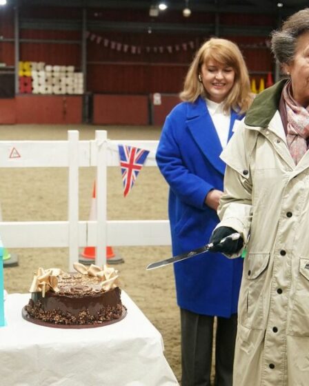 La princesse Anne laisse les foules hystériques en faisant une demande hilarante concernant le gâteau au chocolat