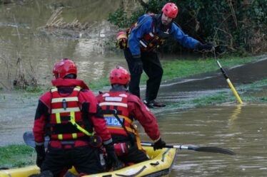 Leicester recherche un garçon disparu DERNIER: des plongeurs de la police peignent la rivière après la chute d'un enfant