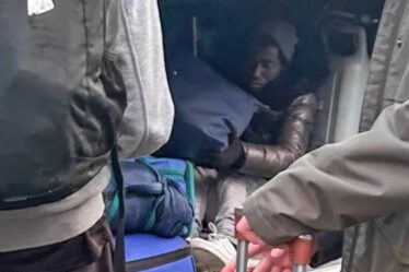 Les migrants se cachent dans un autocar rempli d'enfants en voyage scolaire alors que les parents sont repartis horrifiés