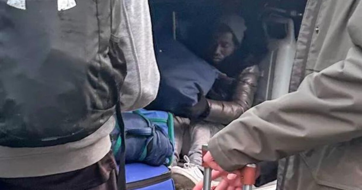 Les migrants se cachent dans un autocar rempli d'enfants en voyage scolaire alors que les parents sont repartis horrifiés