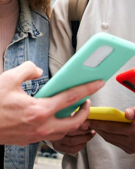 Les téléphones portables seront interdits dans les écoles d'Angleterre