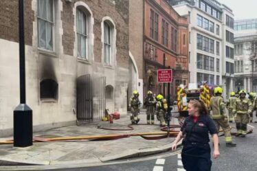 Old Bailey LIVE : des explosions entendues alors qu'un énorme panache de fumée se déverse dans la rue de Londres