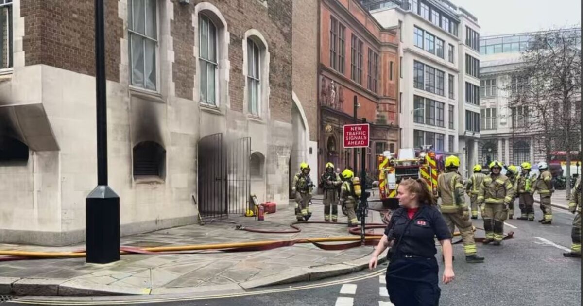 Old Bailey LIVE : des explosions entendues alors qu'un énorme panache de fumée se déverse dans la rue de Londres