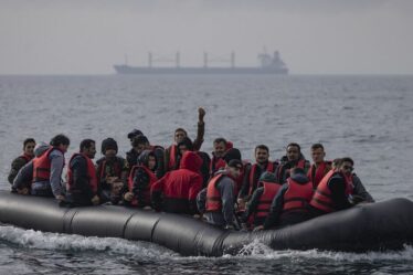 Priti Patel dit à la France de « faire plus » pour arrêter les petits bateaux dans la crise des migrants dans la Manche