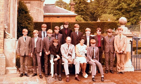 Porch, le chef tordu de Maidwell Hall, en 1975 avec sa femme et les préfets d'école