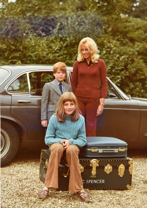 Sœur Diana et la nounou Mary Clarke accueillent le jeune Charles à l'école de Maidwell Hall