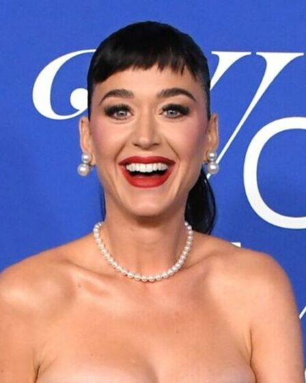Katy Perry montre un string alors qu'elle pose sous tous les angles dans un numéro de corset rouge racé lors d'un événement à Los Angeles