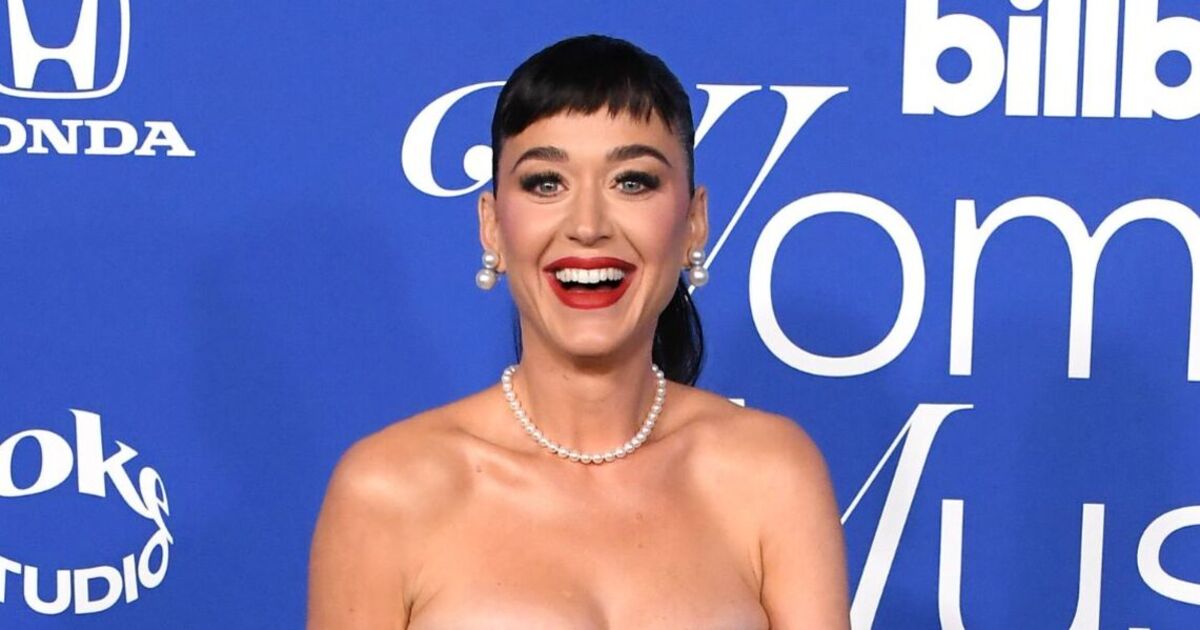 Katy Perry montre un string alors qu'elle pose sous tous les angles dans un numéro de corset rouge racé lors d'un événement à Los Angeles
