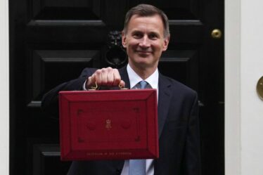 Le chancelier Jeremy Hunt promet de faire travailler davantage les caisses de retraite