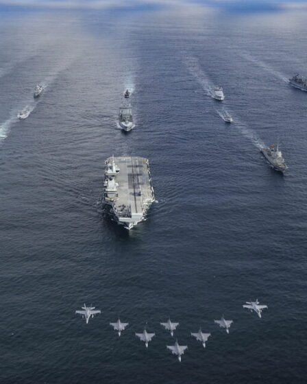 Moment incroyable, un navire britannique de 3,5 milliards de livres sterling mène une immense démonstration de la puissance militaire de l’OTAN