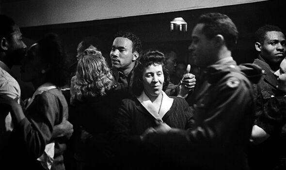 Des GI noirs dansent avec des fêtards dans un club de Soho, en 1943.