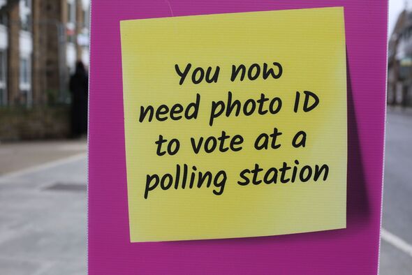 Un avis affiché à Londres concernant l'identification des électeurs