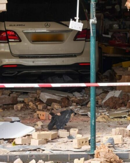 Accident de Liverpool EN DIRECT : horreur alors qu'une voiture s'écrase dans une école primaire, laissant un énorme trou dans le mur