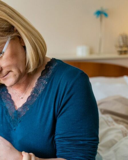 Iain Dale raconte sa surprise d'apprendre qu'il souffre d'os fragiles