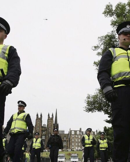 La police fait face à une réaction furieuse dans une dispute de sept mots sur le crime de haine à croix gammée