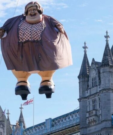 La tante Marge d'Harry Potter aperçue flottant devant le Tower Bridge