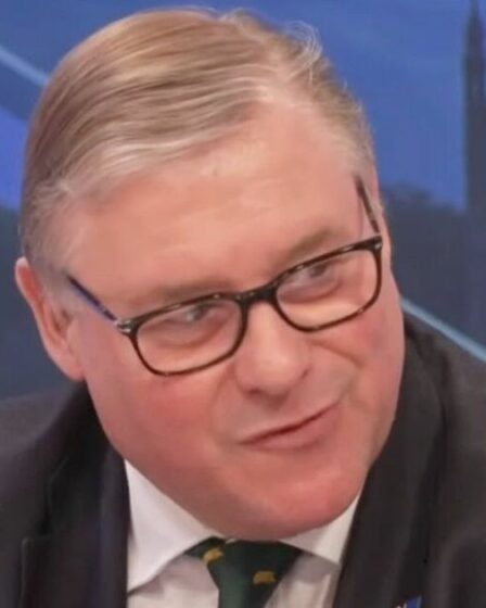 "Puant l'hypocrisie!"  Le partisan du Brexit, Mark François, fustige l'Irlande en conflit avec les migrants