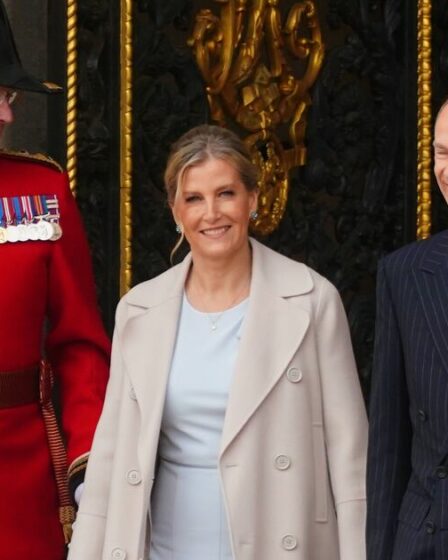 Sophie et Edward EN DIRECT : la relève historique de la garde a lieu au palais de Buckingham