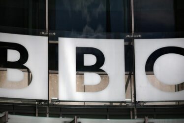 Un présentateur de premier plan de la BBC démissionne après 35 ans en raison de coupes budgétaires et d'appels à la suppression de l'émission