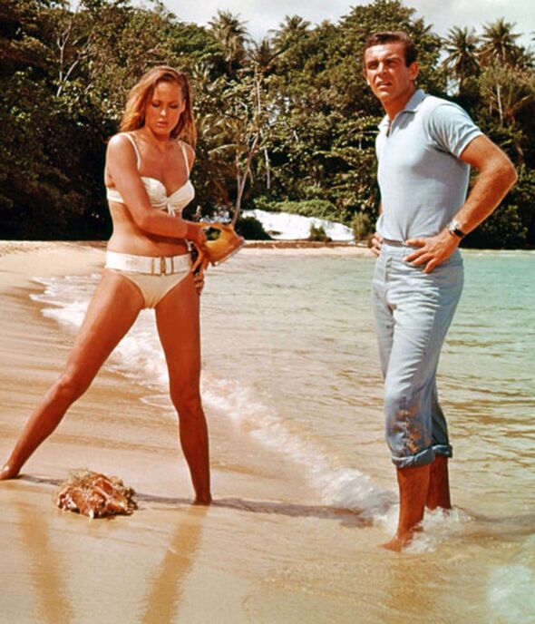 Bond met en vedette Sean Connery et Ursula Andress sur la plage